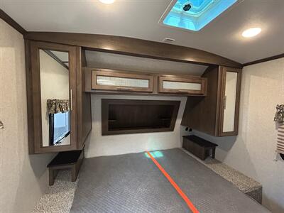2018 Keystone Cougar 34TSB   - Photo 17 - Oregon City, OR 97045