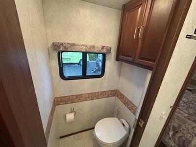 2003 Winnebago Adventurer 33V   - Photo 20 - Oregon City, OR 97045