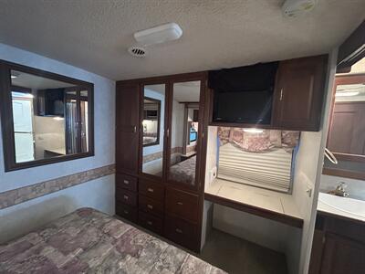 2003 Winnebago Adventurer 33V   - Photo 18 - Oregon City, OR 97045