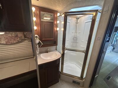 2003 Winnebago Adventurer 33V   - Photo 19 - Oregon City, OR 97045