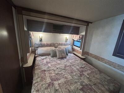 2003 Winnebago Adventurer 33V   - Photo 17 - Oregon City, OR 97045