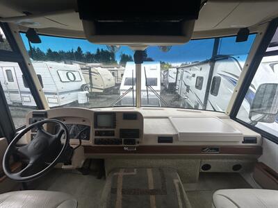 2003 Winnebago Adventurer 33V   - Photo 8 - Oregon City, OR 97045