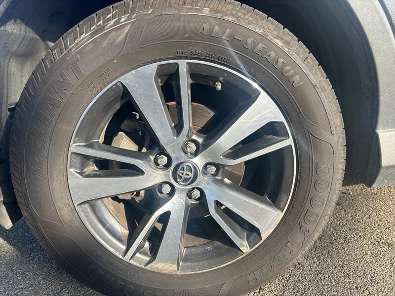 2017 Toyota RAV4 XLE - Photo 4 - Hawthorne, CA 90250
