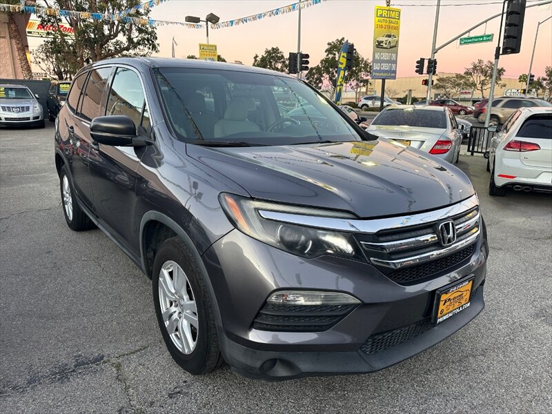 2016 Honda Pilot LX's photo