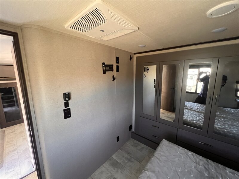 2022 Grand Design Momentum 320G - Photo 17 - St. George, UT 84790
