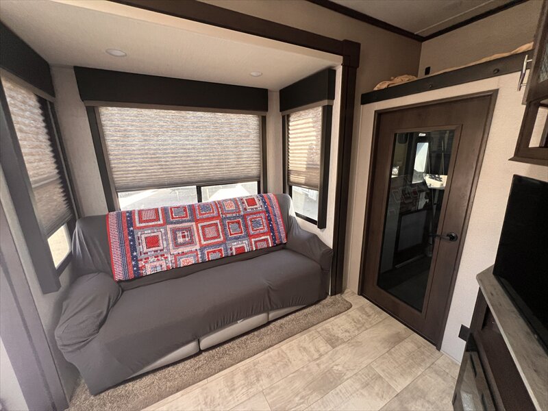 2022 Grand Design Momentum 320G - Photo 9 - St. George, UT 84790