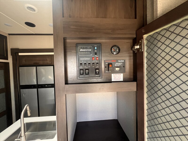 2022 Grand Design Momentum 320G - Photo 14 - St. George, UT 84790