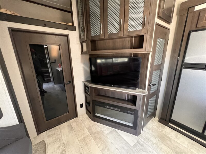 2022 Grand Design Momentum 320G - Photo 13 - St. George, UT 84790