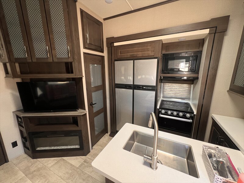 2022 Grand Design Momentum 320G - Photo 10 - St. George, UT 84790
