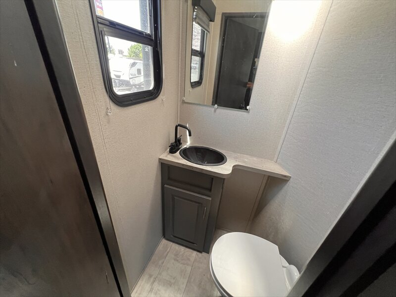 2022 Grand Design Momentum 320G - Photo 16 - St. George, UT 84790