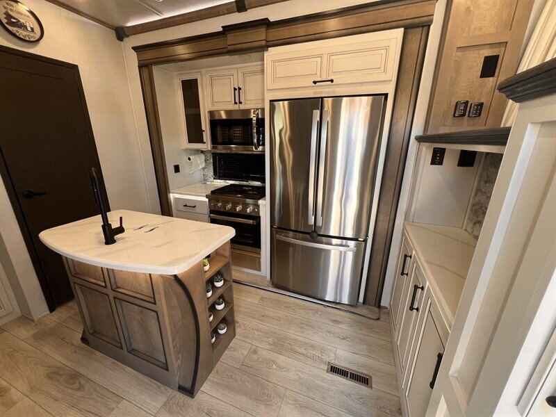 2024 Keystone Montana 3761FL - Photo 14 - St. George, UT 84790