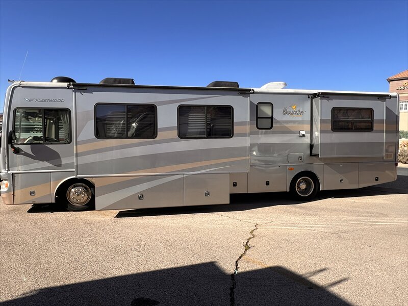 2006 Fleetwood Bounder 38N  