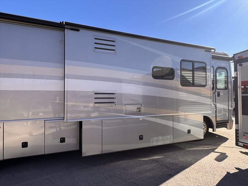 2006 Fleetwood Bounder 38N - Photo 4 - St. George, UT 84790