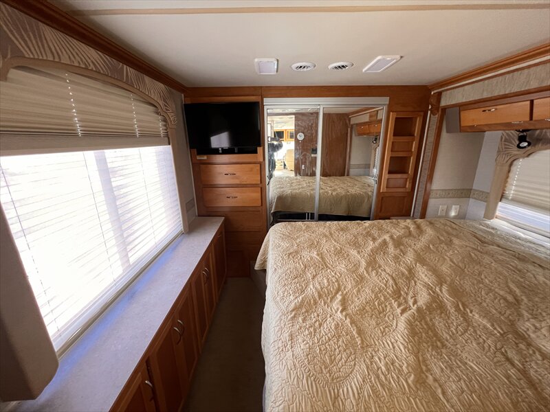 2006 Fleetwood Bounder 38N - Photo 18 - St. George, UT 84790