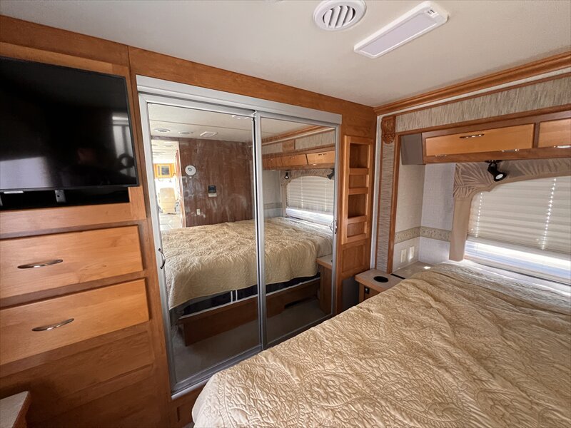 2006 Fleetwood Bounder 38N - Photo 22 - St. George, UT 84790