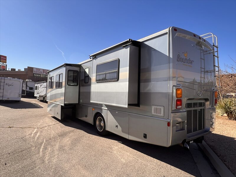 2006 Fleetwood Bounder 38N - Photo 3 - St. George, UT 84790