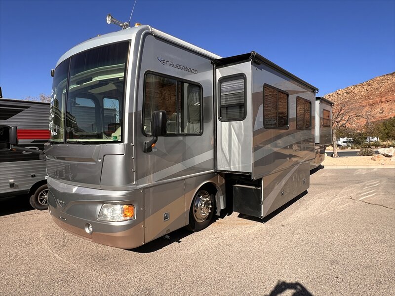 2006 Fleetwood Bounder 38N  