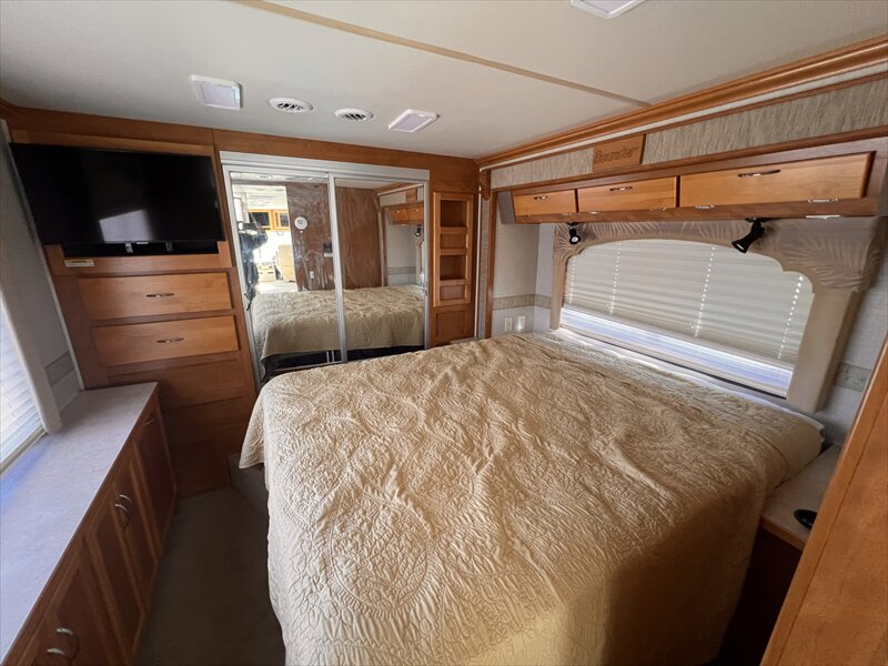 2006 Fleetwood Bounder 38N - Photo 19 - St. George, UT 84790