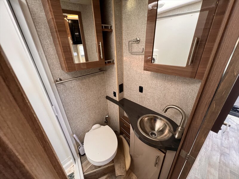 2017 Winnebago NAVION 24V - Photo 15 - St. George, UT 84790