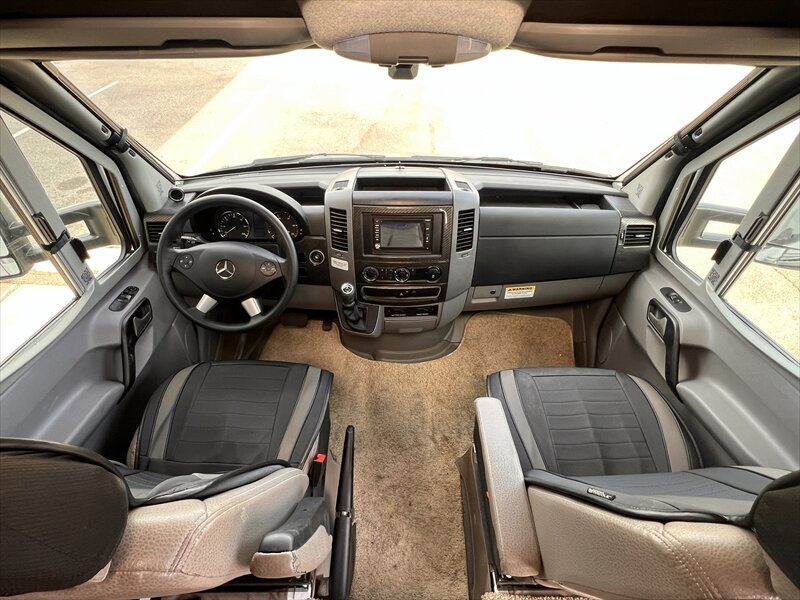 2017 Winnebago NAVION 24V - Photo 6 - St. George, UT 84790