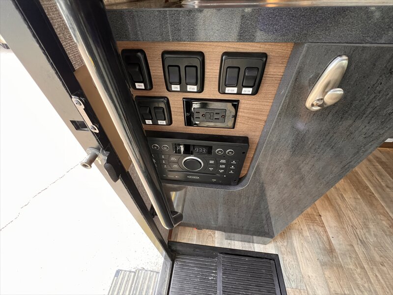 2017 Winnebago NAVION 24V - Photo 11 - St. George, UT 84790