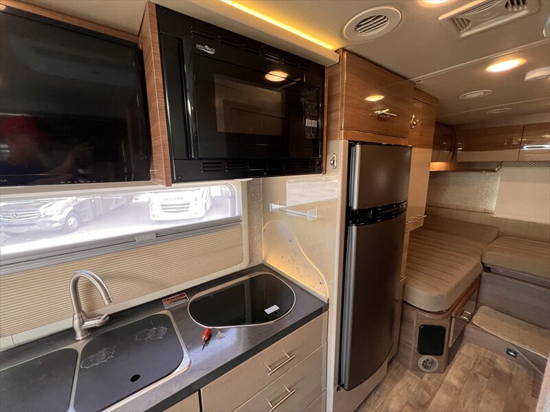 2017 Winnebago NAVION 24V - Photo 18 - St. George, UT 84790