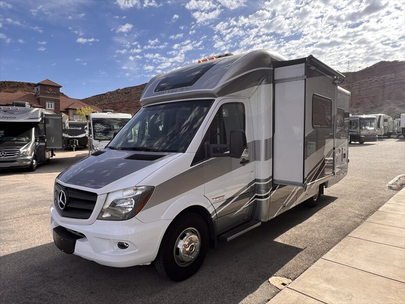 2017 Winnebago NAVION 24V - Photo 3 - St. George, UT 84790