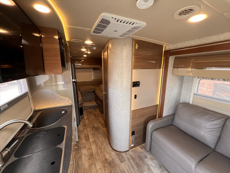 2017 Winnebago NAVION 24V - Photo 9 - St. George, UT 84790