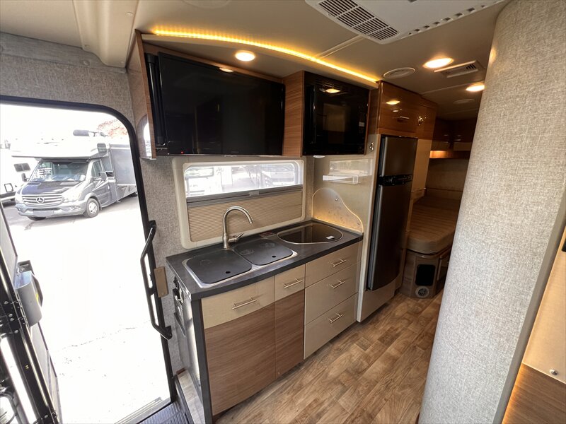2017 Winnebago NAVION 24V - Photo 8 - St. George, UT 84790