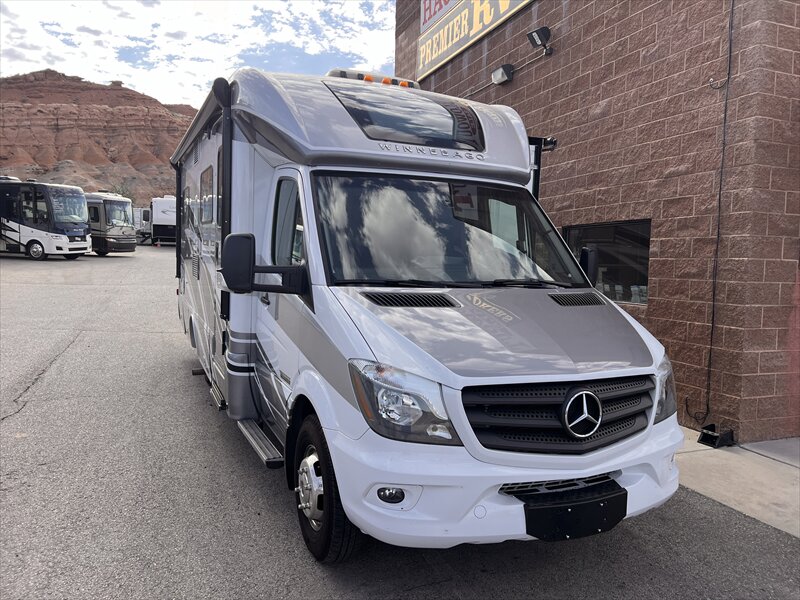 2017 Winnebago NAVION 24V - Photo 2 - St. George, UT 84790