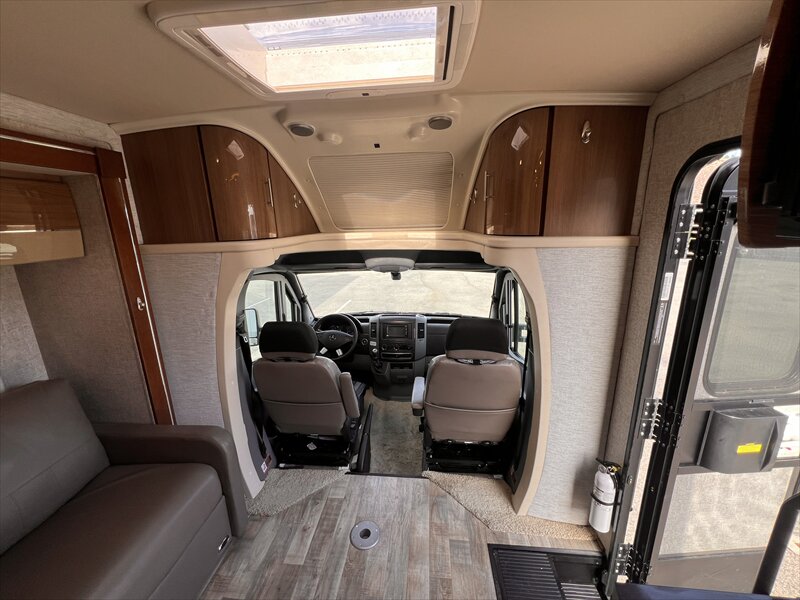 2017 Winnebago NAVION 24V - Photo 7 - St. George, UT 84790