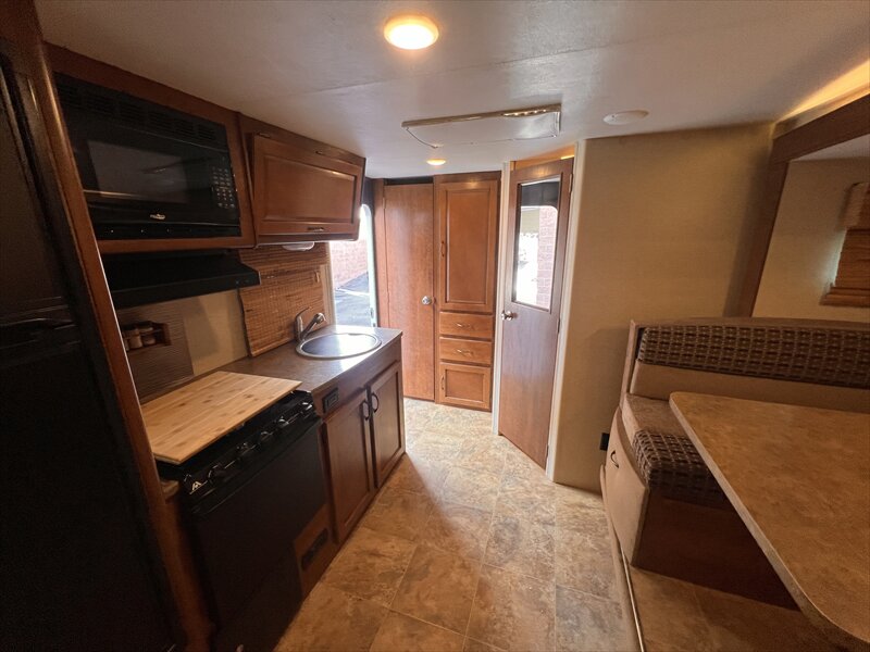 2015 Lance 1995 - Photo 14 - St. George, UT 84790
