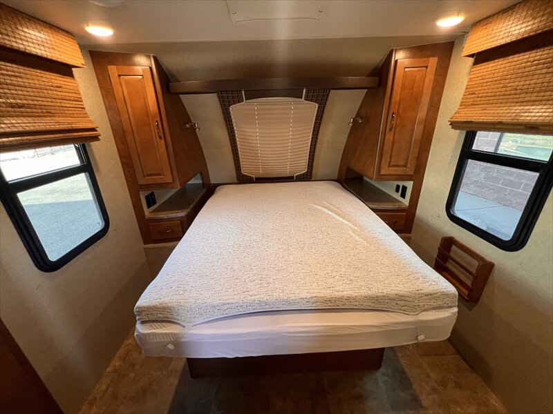 2015 Lance 1995 - Photo 16 - St. George, UT 84790