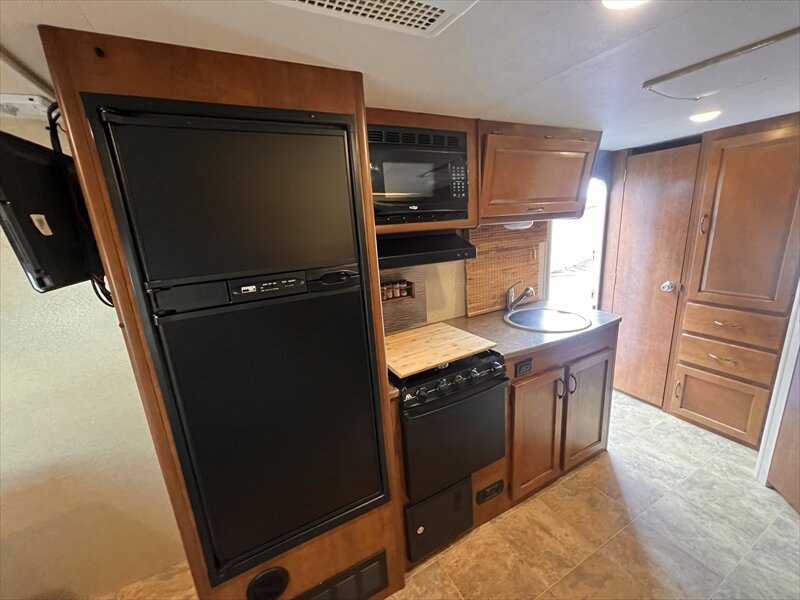 2015 Lance 1995 - Photo 15 - St. George, UT 84790