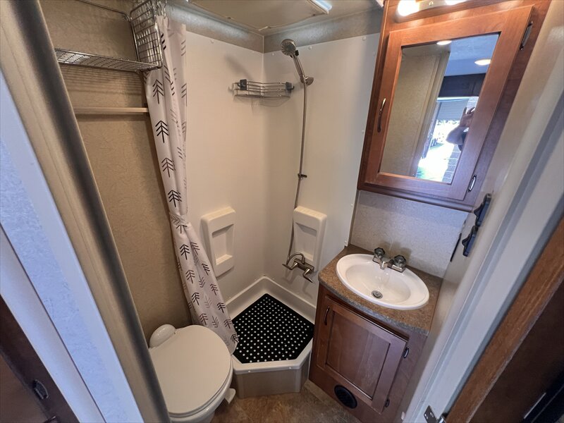 2015 Lance 1995 - Photo 18 - St. George, UT 84790