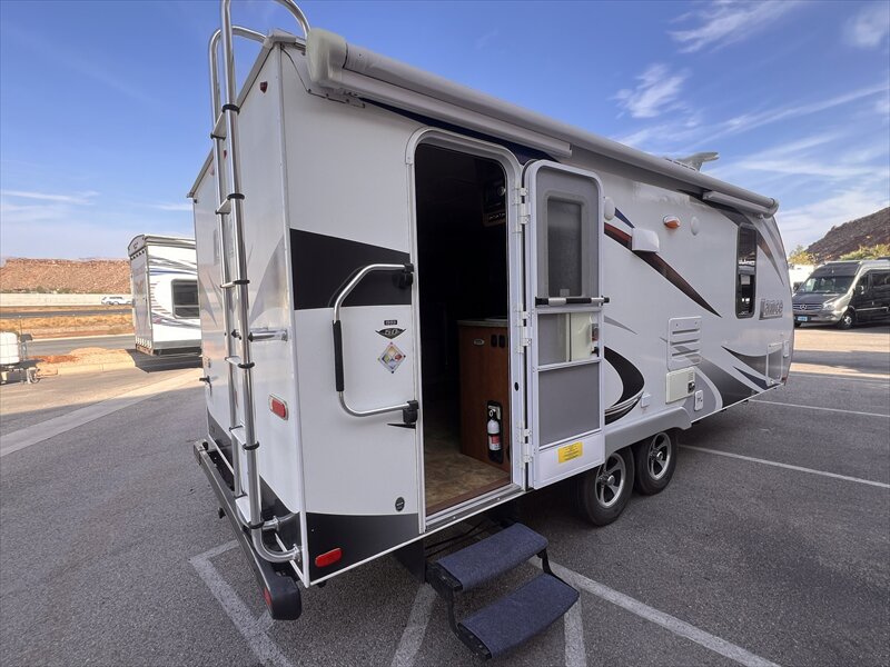 2015 Lance 1995 - Photo 8 - St. George, UT 84790