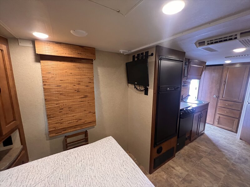 2015 Lance 1995 - Photo 13 - St. George, UT 84790