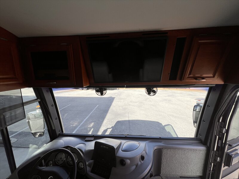 2007 Fleetwood Revelution 40LE - Photo 9 - St. George, UT 84790