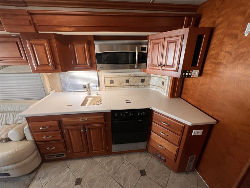2007 Fleetwood Revelution 40LE - Photo 12 - St. George, UT 84790