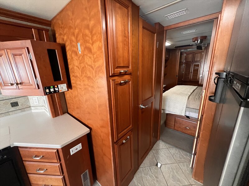 2007 Fleetwood Revelution 40LE - Photo 13 - St. George, UT 84790