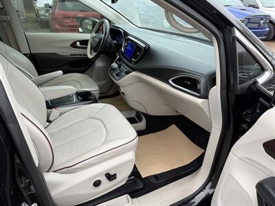 2017 Chrysler Pacifica Limited   - Photo 7 - Edmonton, AB T5W 1E5