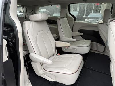 2017 Chrysler Pacifica Limited   - Photo 8 - Edmonton, AB T5W 1E5