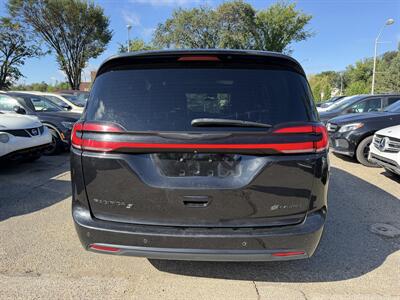 2022 Chrysler Pacifica Hybrid Limited   - Photo 5 - Edmonton, AB T5W 1E5