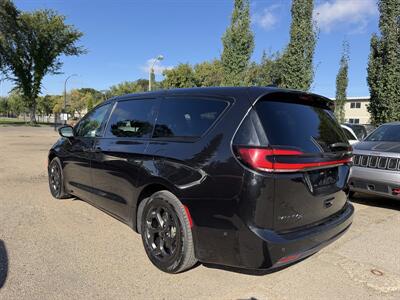 2022 Chrysler Pacifica Hybrid Limited   - Photo 4 - Edmonton, AB T5W 1E5