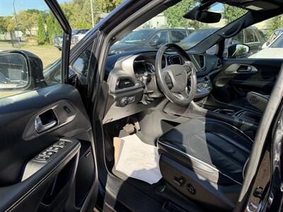 2022 Chrysler Pacifica Hybrid Limited   - Photo 11 - Edmonton, AB T5W 1E5