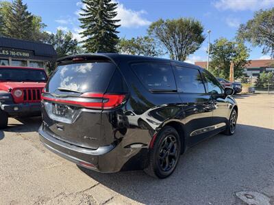 2022 Chrysler Pacifica Hybrid Limited   - Photo 6 - Edmonton, AB T5W 1E5