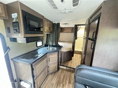 2019 Thor Majestic 23A E-350 SD  Motorhome - Photo 15 - Gladstone, OR 97027