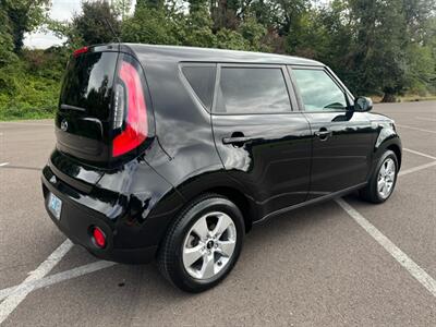 2017 Kia Soul 1 OWNER , 6 Speed Manual !  Gas Saver ! - Photo 5 - Gladstone, OR 97027