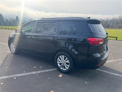 2018 Kia Sedona LX Minivan  Low Miles ! - Photo 3 - Gladstone, OR 97027