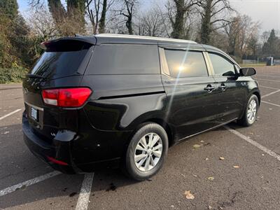 2018 Kia Sedona LX Minivan  Low Miles ! - Photo 5 - Gladstone, OR 97027